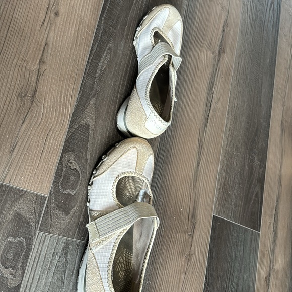 Cute Sketchers slip on shoes.  Ladies size 8 - Picture 5 of 6